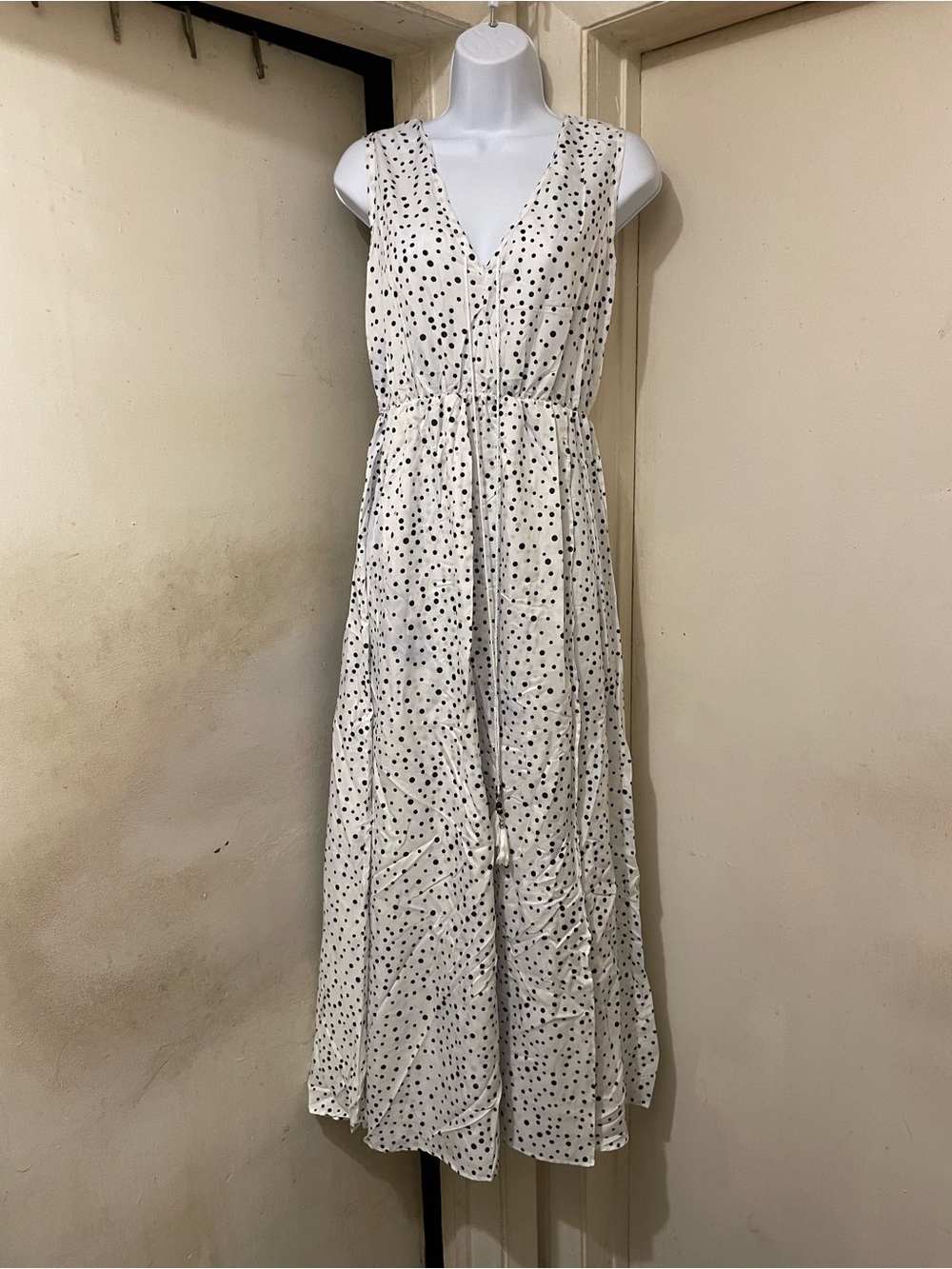 Womenโs White & Black Polka Dot V-Neck A-Line Maxi Dress Size Small Zip Stretch